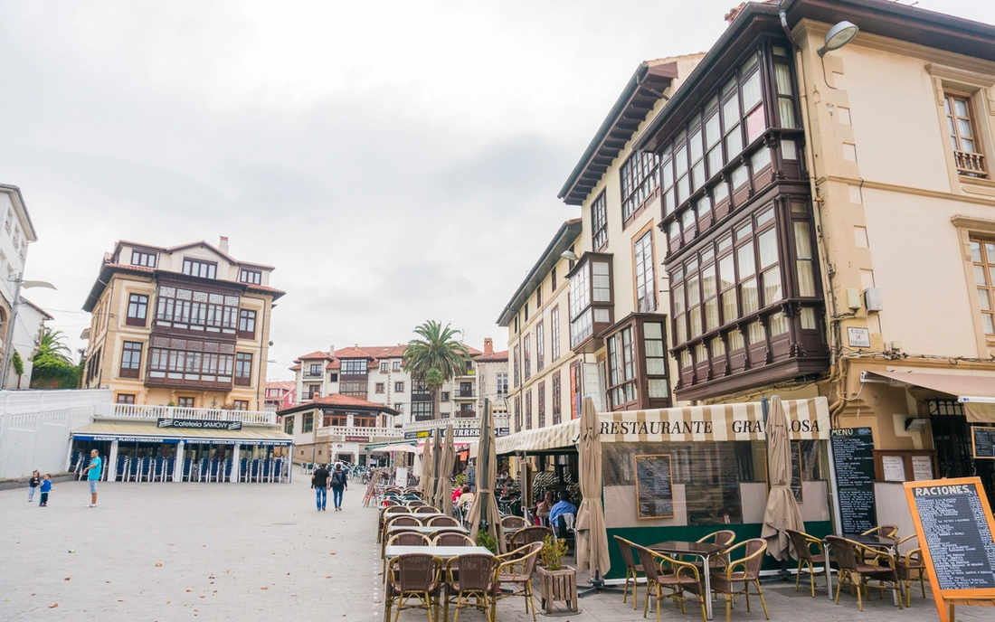 der "Plaza de la Constitución" oder "square" in Comillas