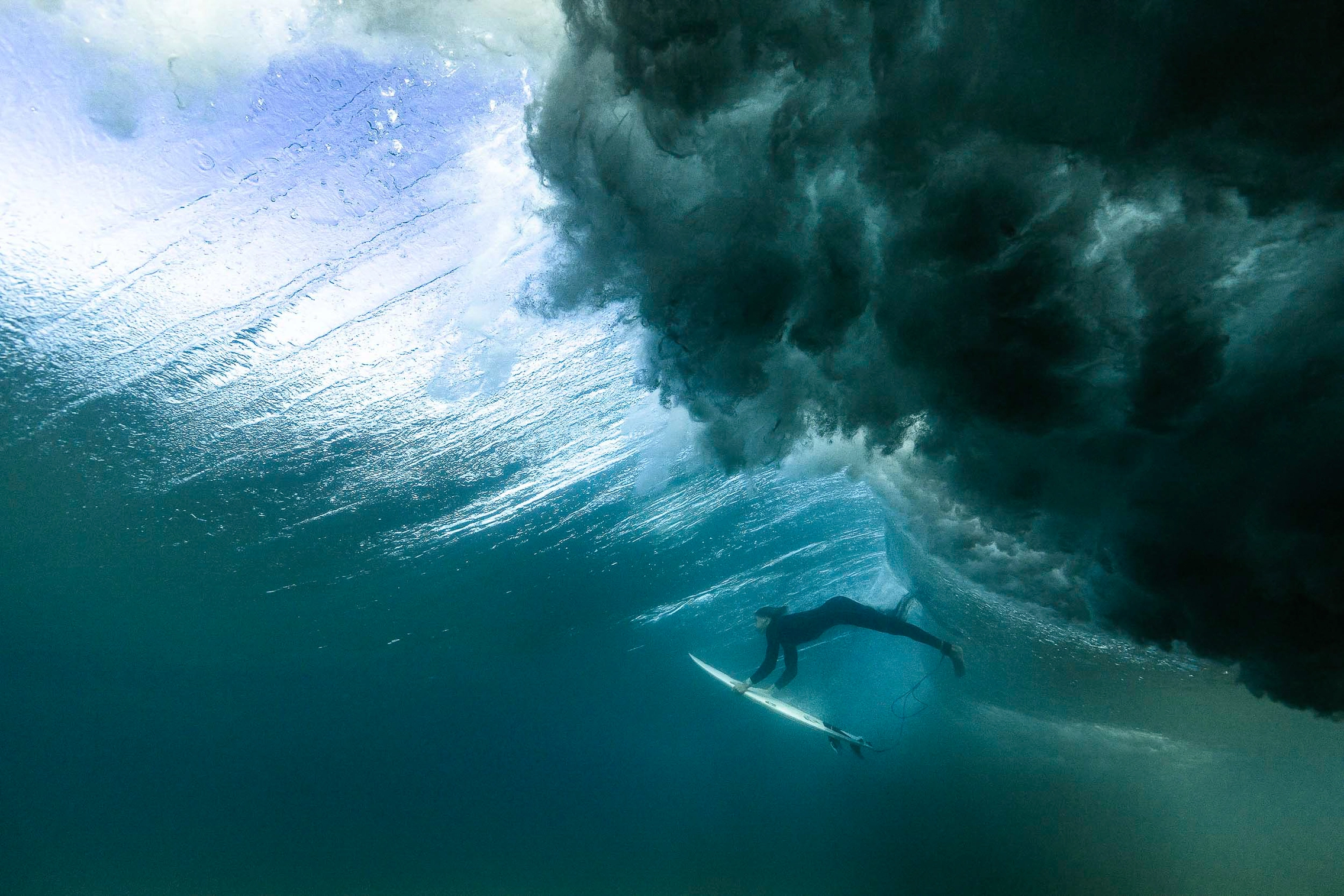 Surfer beim Duck Dive in Welle