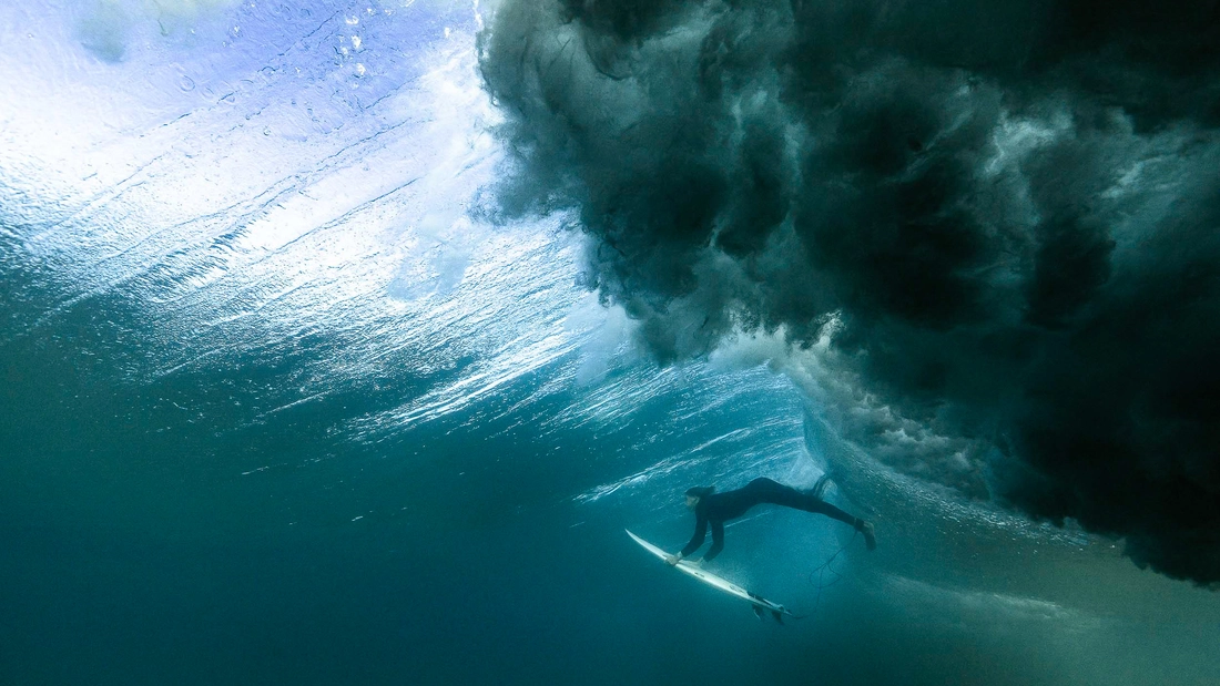 Surfer beim Duck Dive in Welle