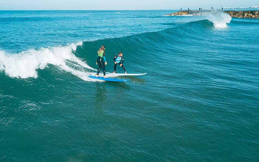 Surfer beim Surfen im Surfkurs