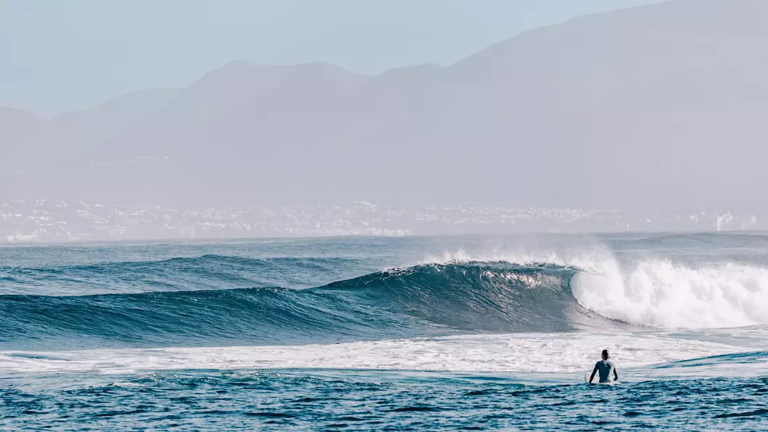 The neighboring islands are clearly visible when visibility is good.