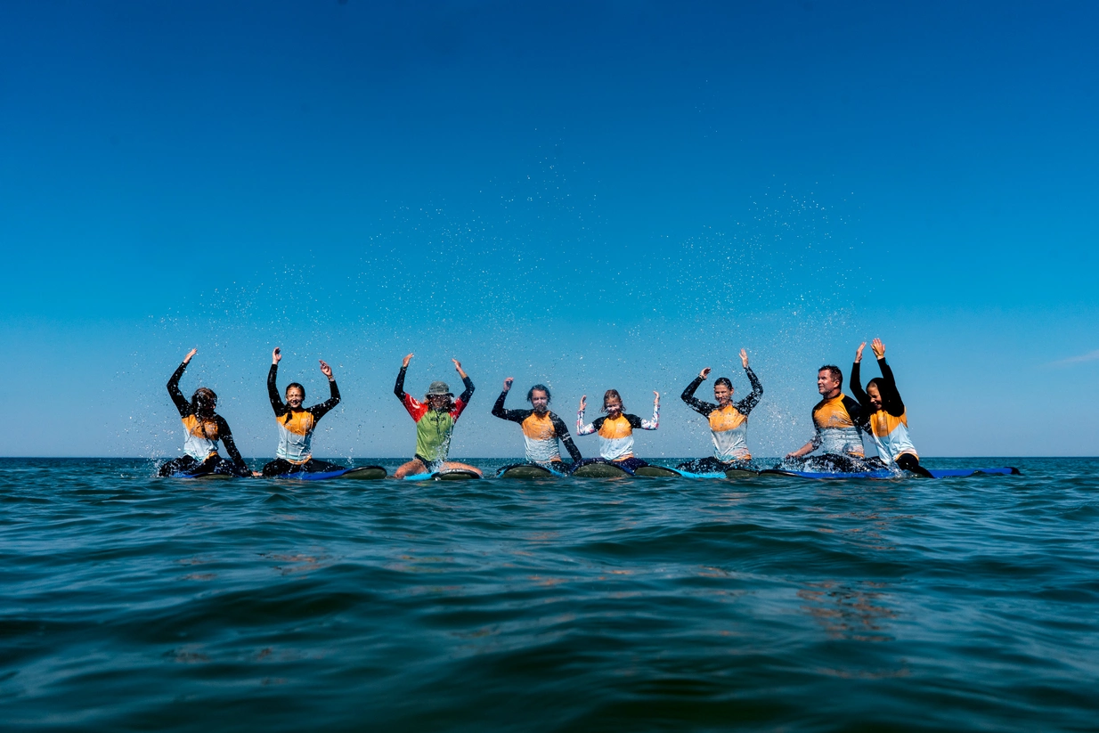Familien Surfcamp Gruppe Im Wasser