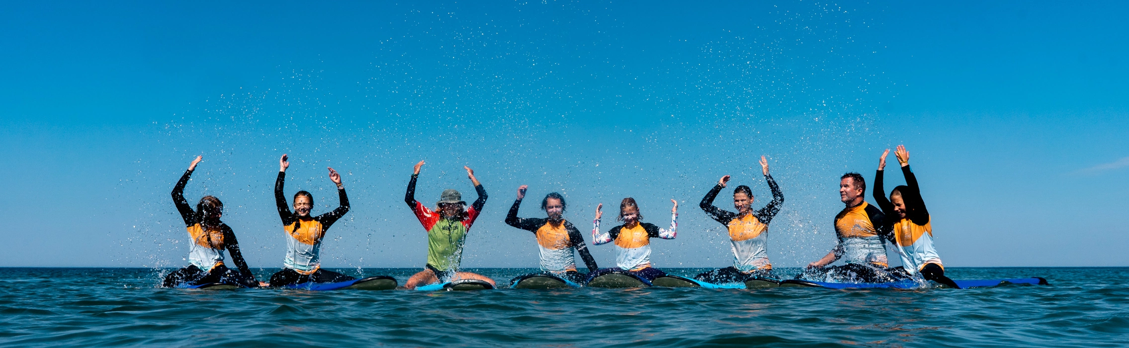 Familien Surfcamp Gruppe Im Wasser