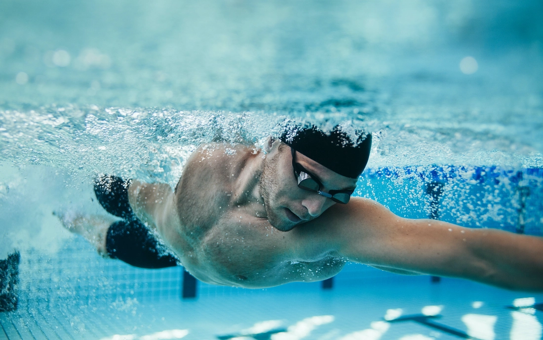 Als Ausdauertraining liegt Schwimmen als weitere Wassersportart nahe