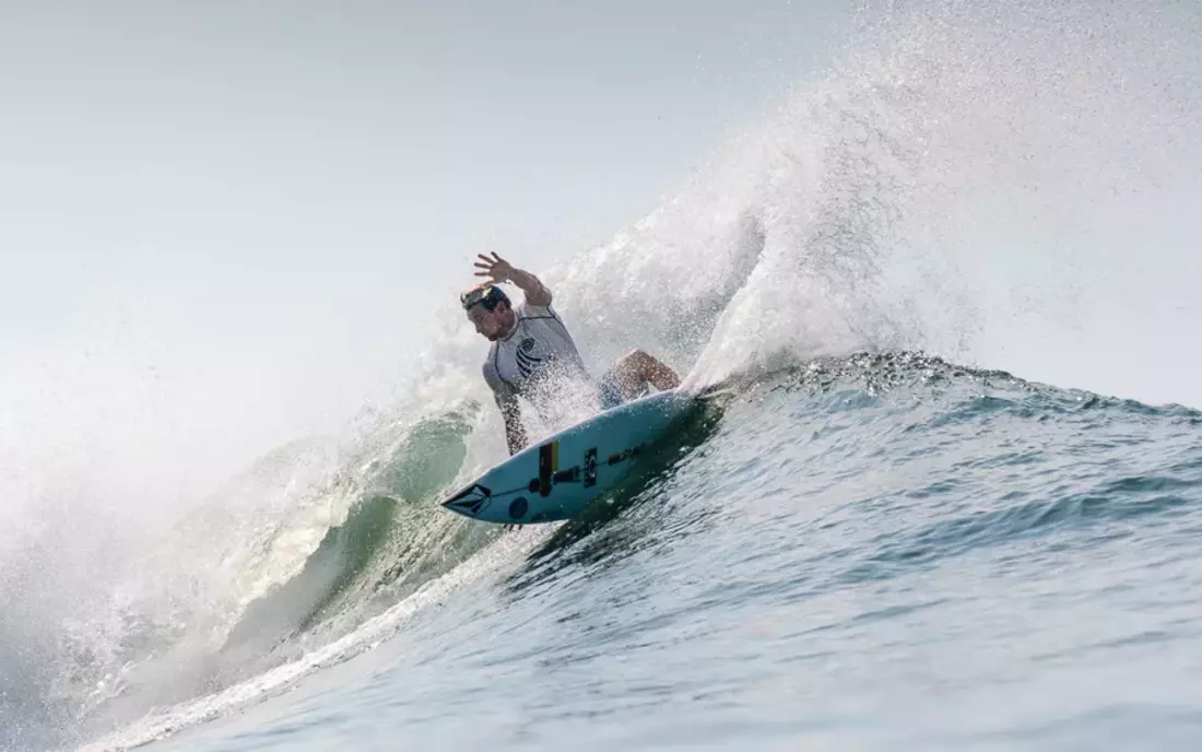 Leon Glatzer beim Surfen