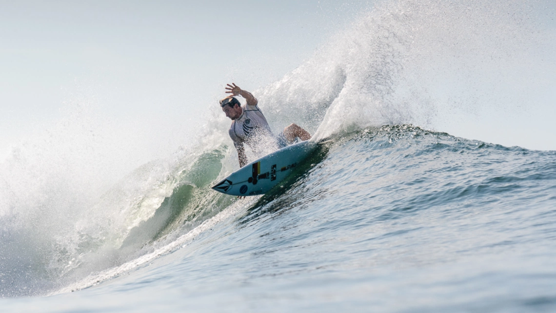 Leon Glatzer qualifiziert sich beim Surfen für Olympia 2021 in Tokio