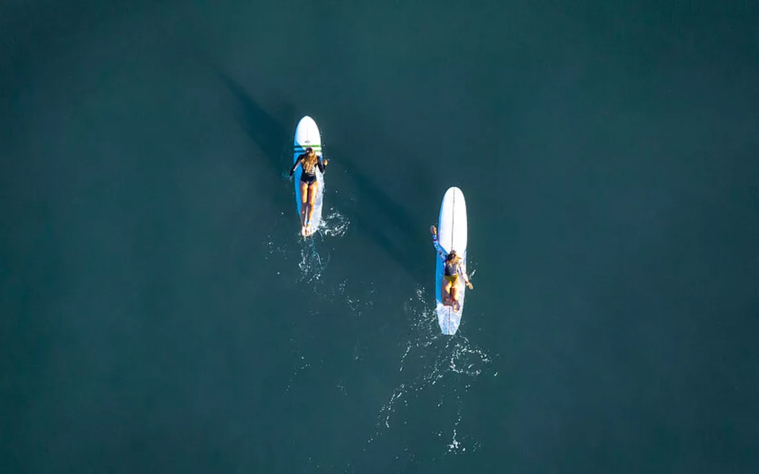 Surfschule im Wasser von oben