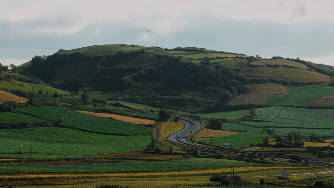 Explore with us the beautiful and overwhelming nature of the Azores. Relaxing hikes to the various hot springs and thermal baths such as Terra Nostra or Caldeira Velha, to viewpoints or to one of the island's waterfalls. Here you can admire nature to the fullest.