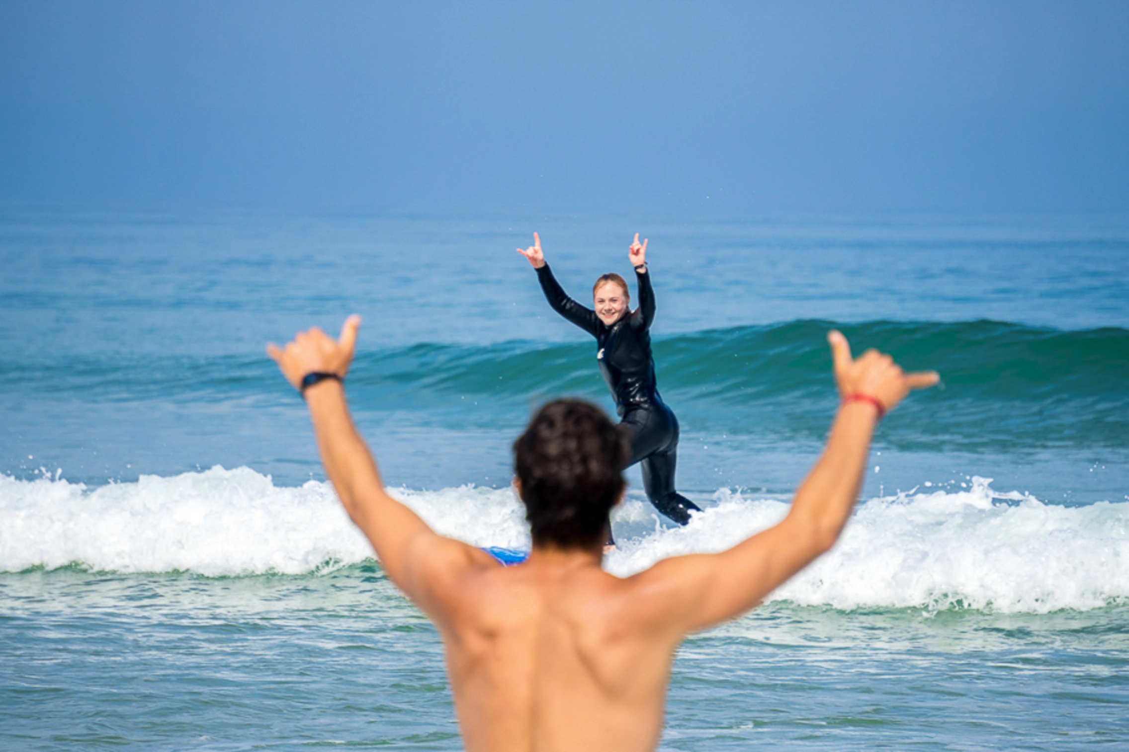 Surflehrer bei der Surflehrerausbildung am unterrichten