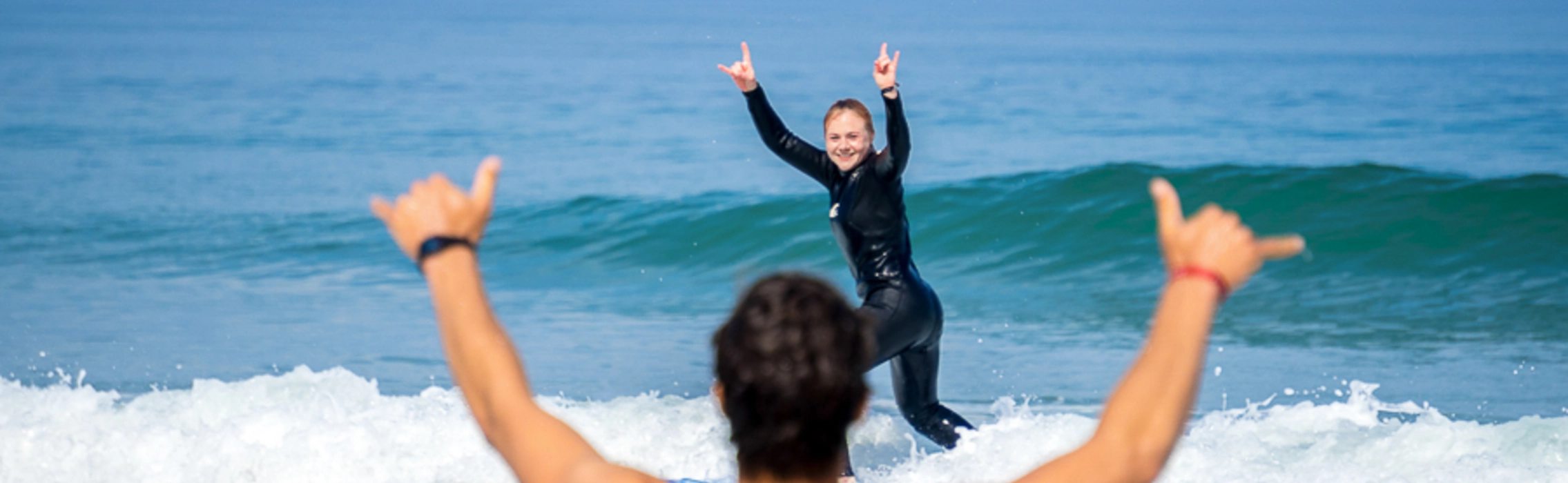 Surflehrer bei der Surflehrerausbildung am unterrichten