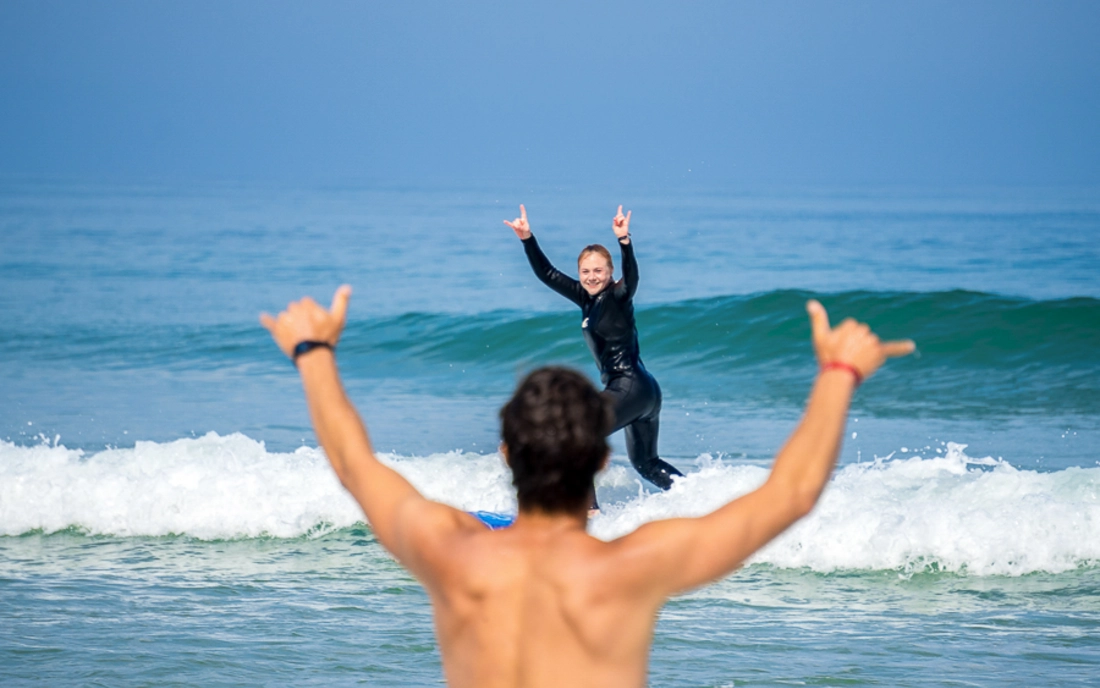 Surflehrer bei der Surflehrerausbildung am unterrichten