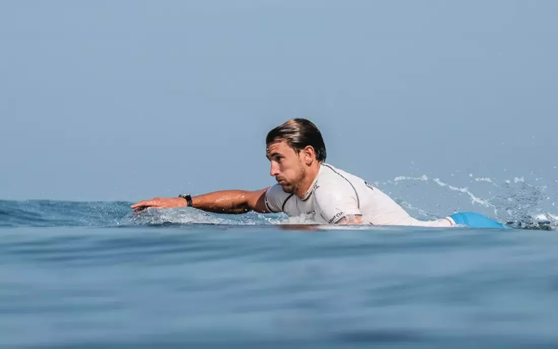 Leon Glatzer beim Surfen