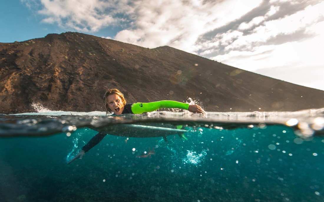 surfcamp fuerteventura azurblaues wasser surfen