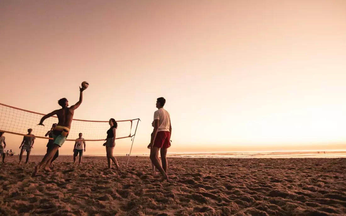 Eine Partie Beachvolleyball für die Eltern