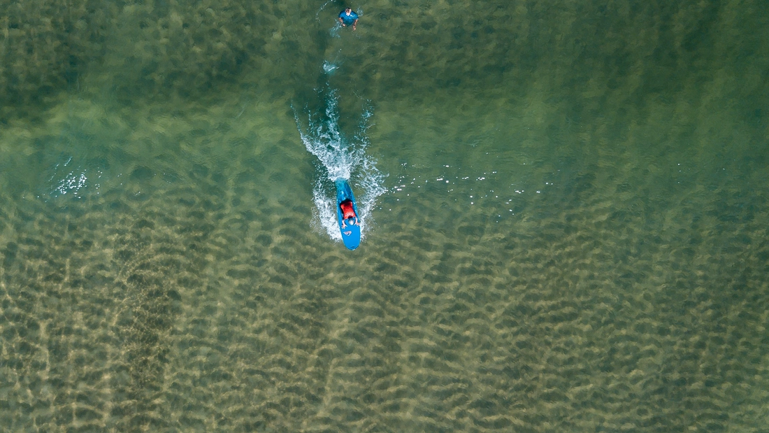 Familien Surfurlaub Frankreich Surfcamp Biscarrosse Surflehrer mit im Wasser