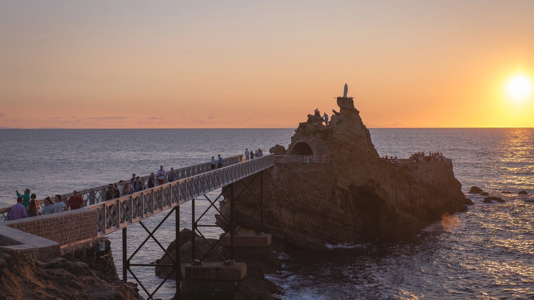 biarritz beim sonnenuntergang mit zerklüfteten inseln