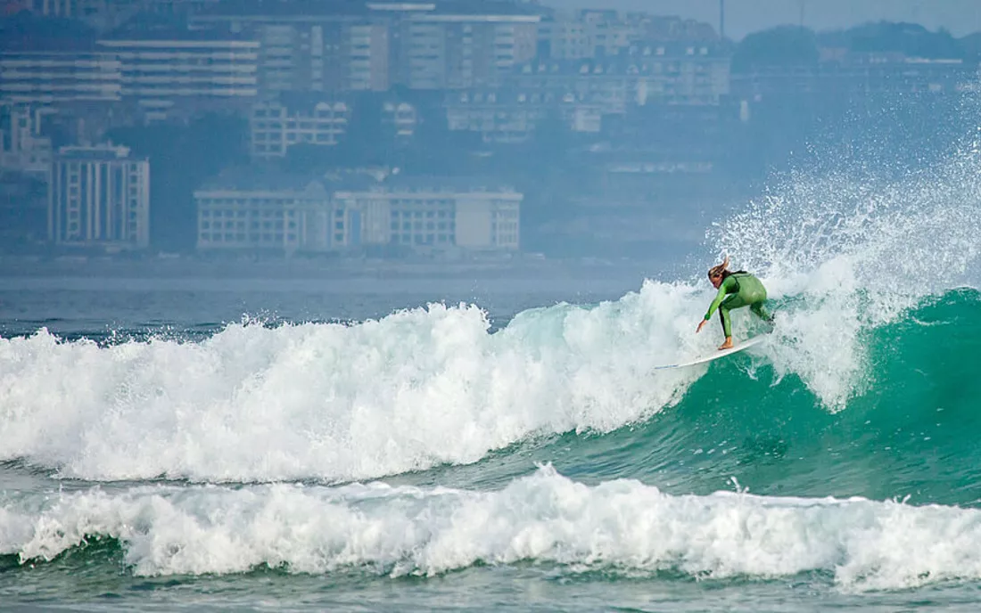 Surfer beim Surfen in Spanien