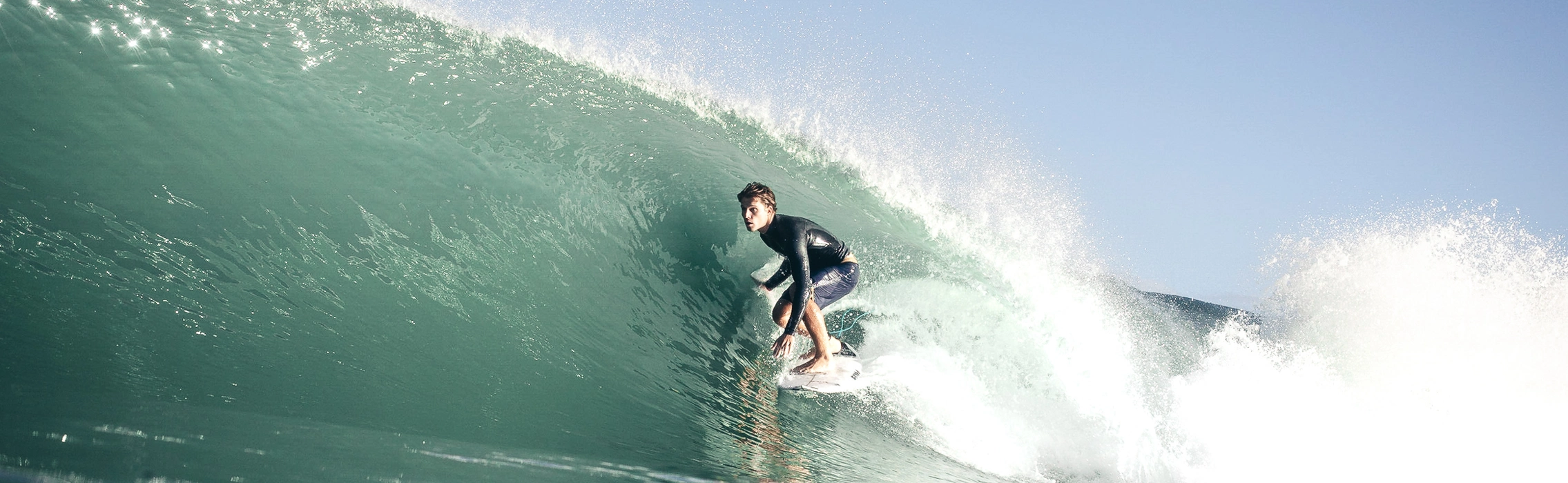 Surfer beim Surfen in Barrel