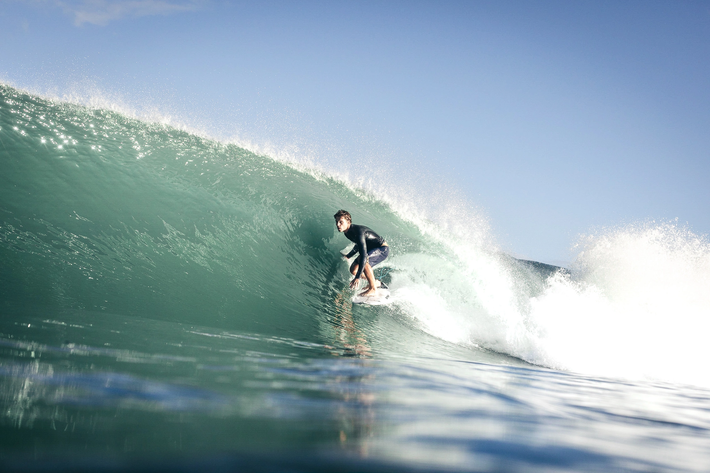 Surfer beim Surfen in Barrel