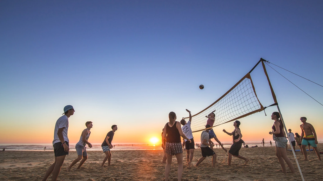 eine Runde Beachvolleyball am Strand oder auf dem Campingplatz mit Beleuchtung