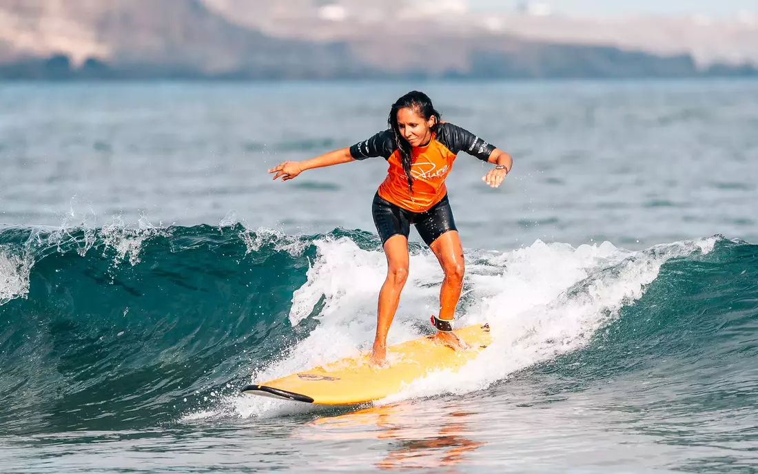 [Translate to English:] Surfing in Grand Canary all year round with pleasant water temperatures