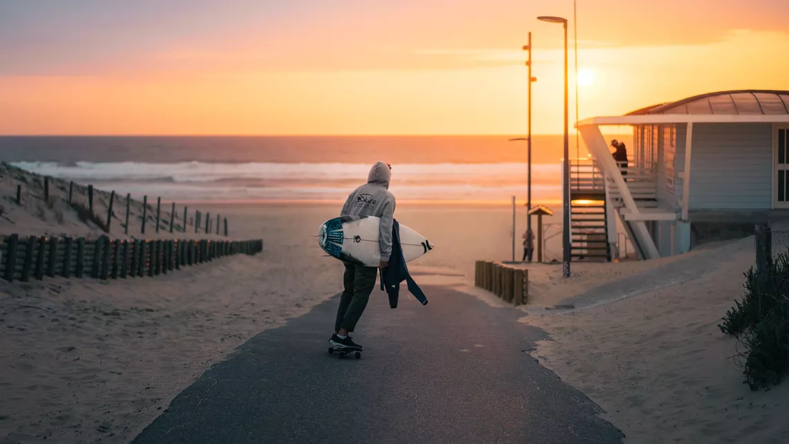 Mit dem Skateboard an den Strand