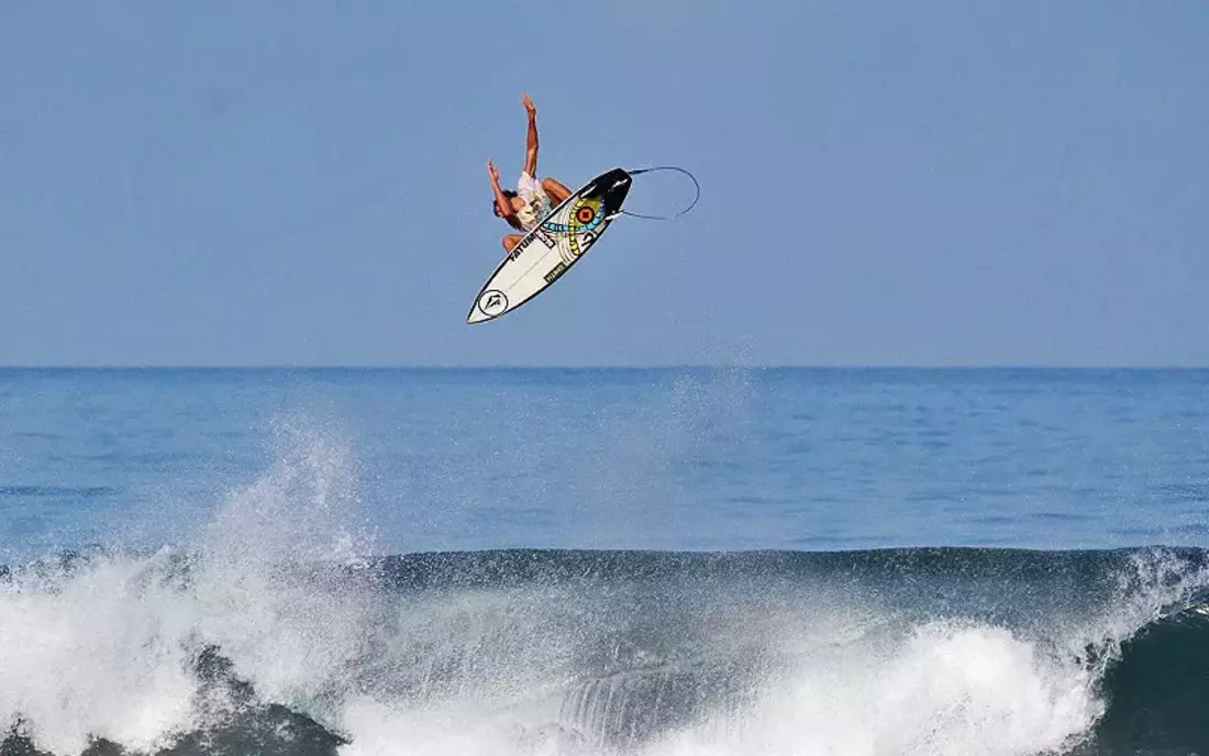 Leon Glatzer beim Surfen