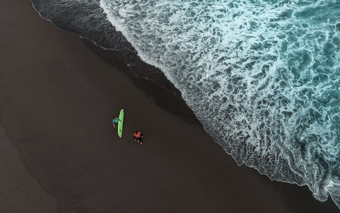 We only work in small groups, our precisely defined quality requirements offer you professionally trained surf instructors (ISA certified), the highest safety standards and top training material. Our goal is to make you a surfer, have fun and enjoy the breathtaking nature at the same time. We comply with international standards. The coaches and our friendly team are always available to talk to you after the courses!