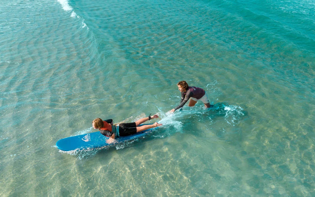 sicher und mit Spaß führen euch unsere Surflehrer aufs Brett