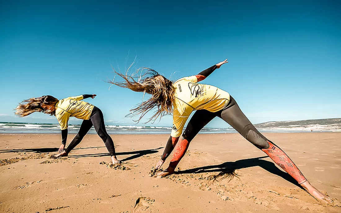 Surfschule beim Warm Up am Strand