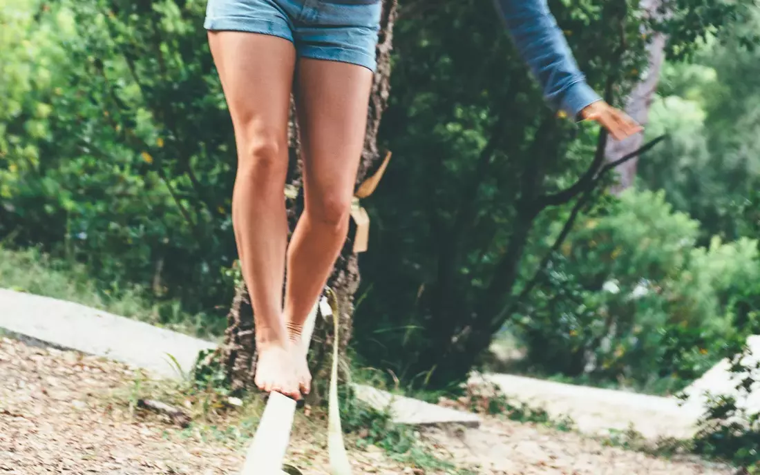 Die Balance auf der Slackline trainieren