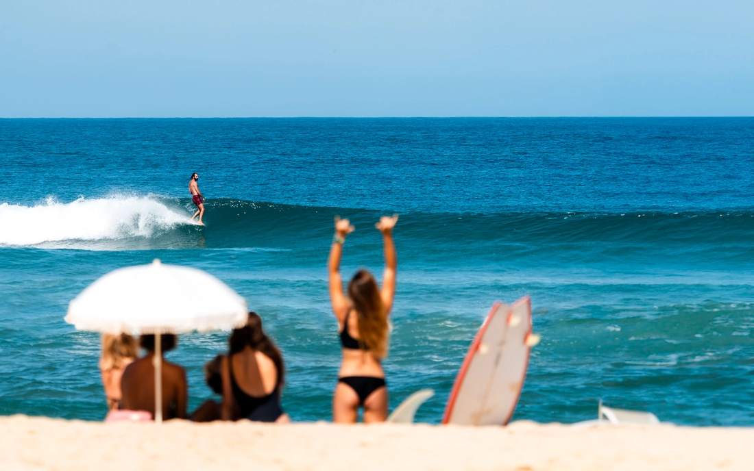 Chillen & den Freunden beim Surfen zuschauen