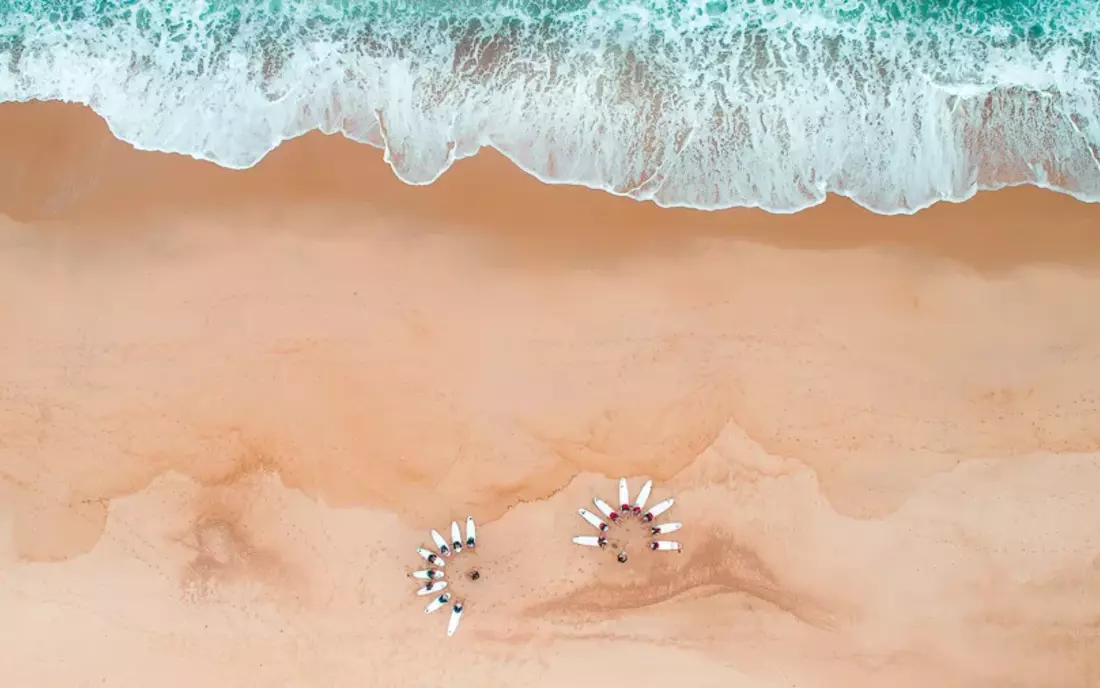 Surflehrer in der Surflehrerausbildung am Strand von oben