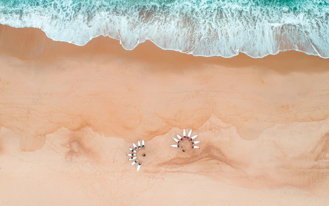 Surflehrer in der Surflehrerausbildung am Strand von oben