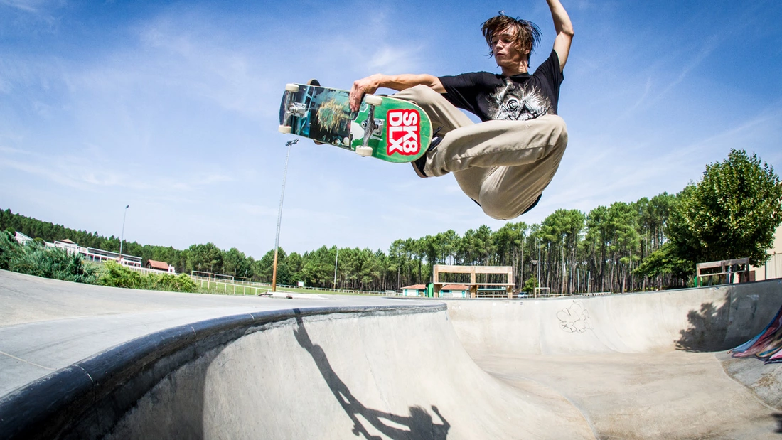 Der Skatepark mit Bowl, Quartern und Curbs