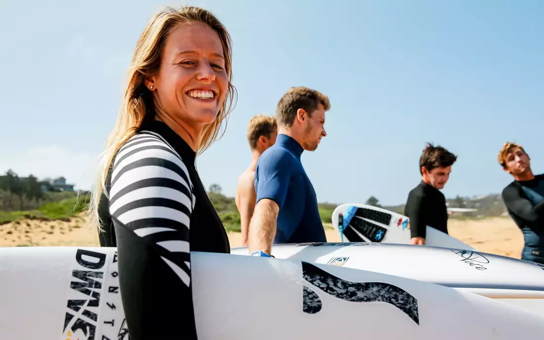 Portrait von Camilla Kemp mit surfboard