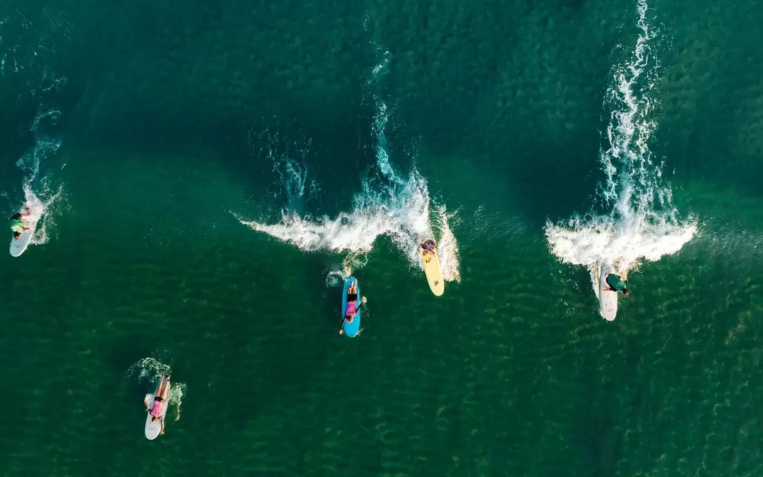 mit dem Surflehrer zusammen im Wasser