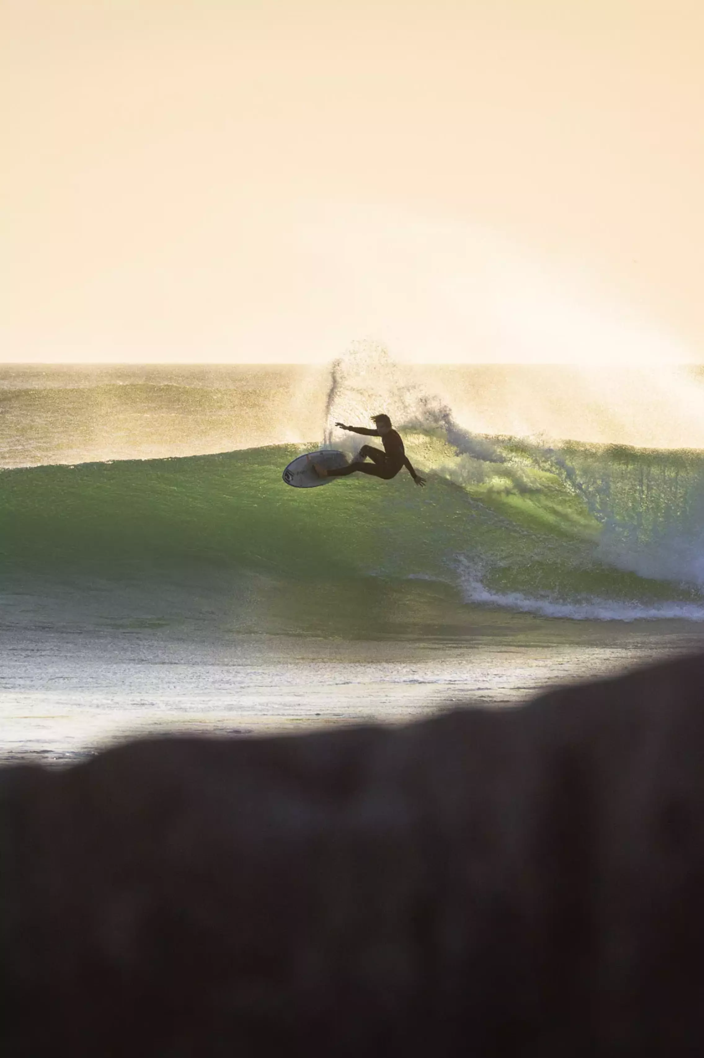 Surfer beim Surfen in Portugal