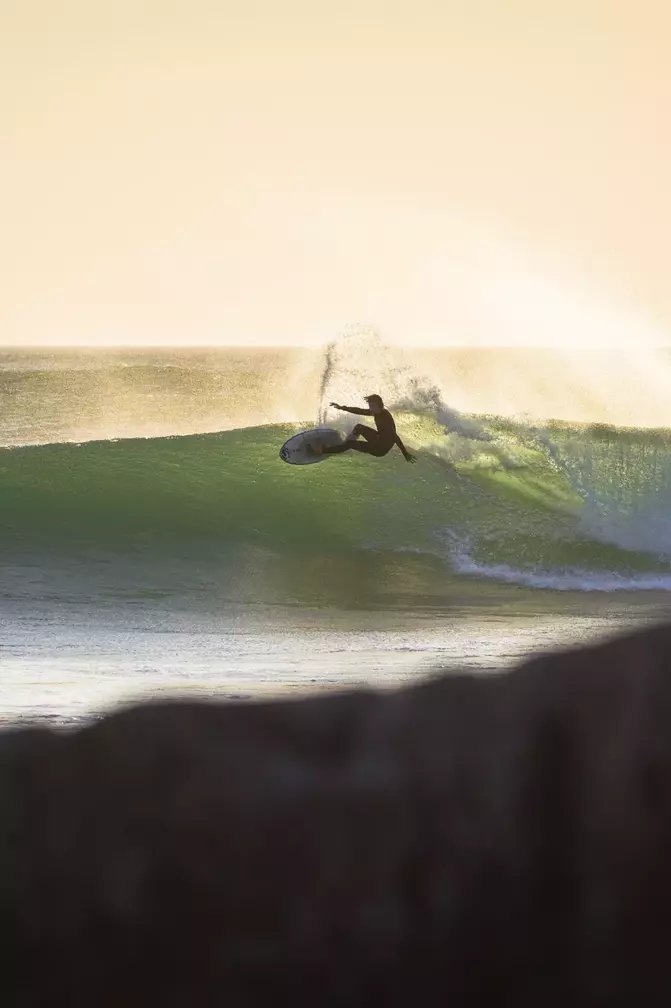 Surfer beim Surfen in Portugal