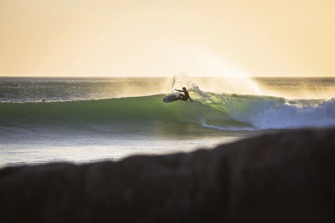 Surfer beim Surfen in Portugal