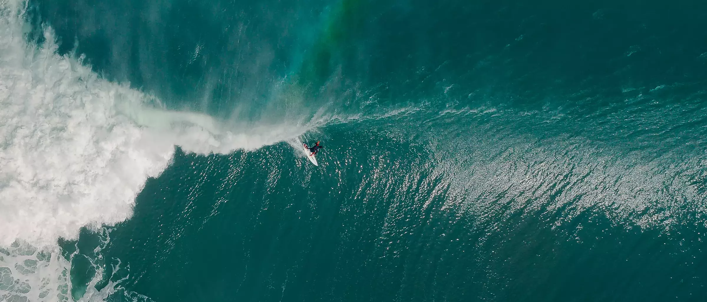 Surfer von oben beim Surfen