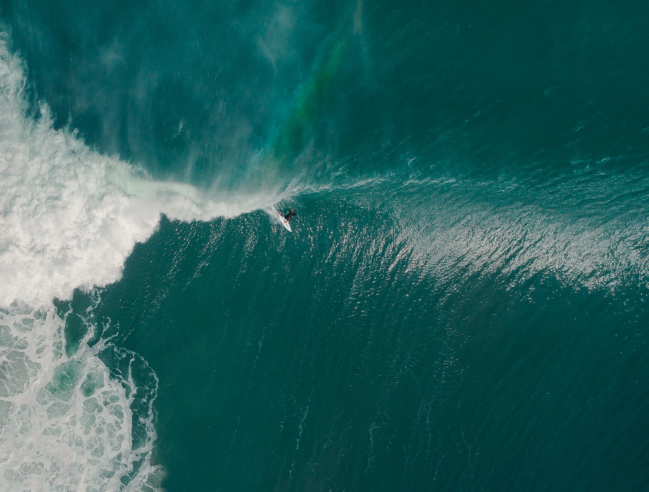 Surfer von oben beim Surfen