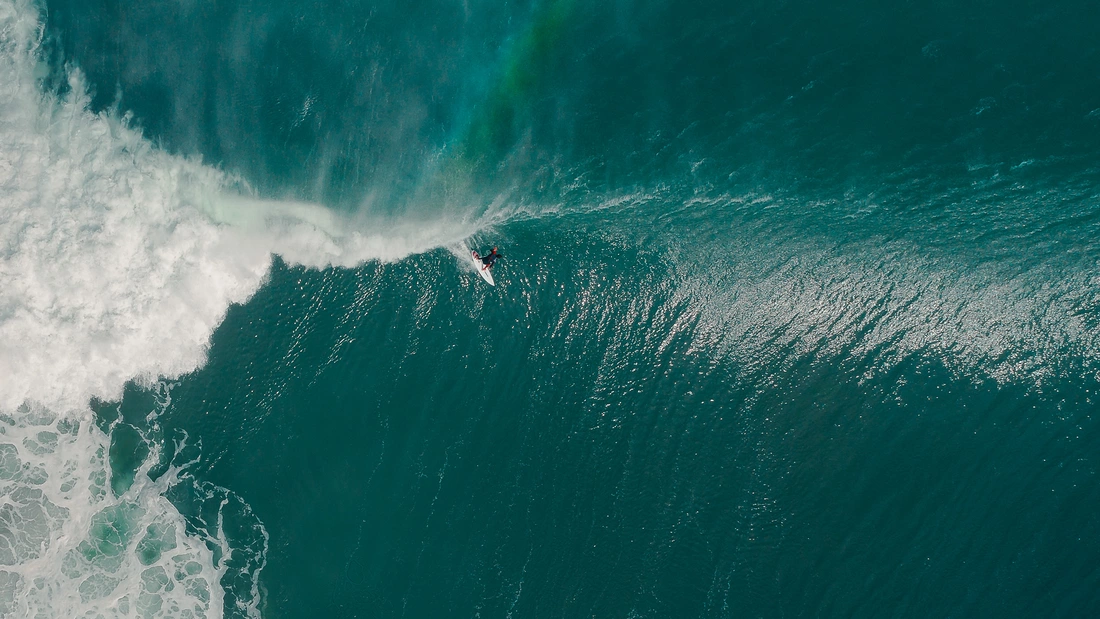 Surfer von oben beim Surfen