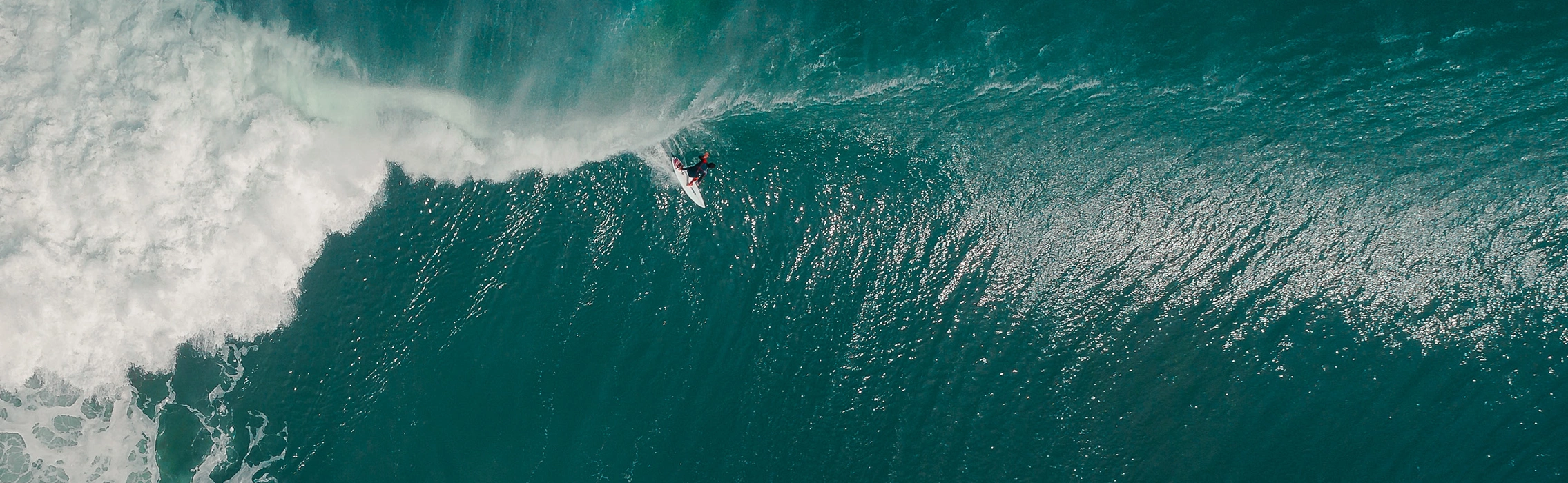 Surfer von oben beim Surfen