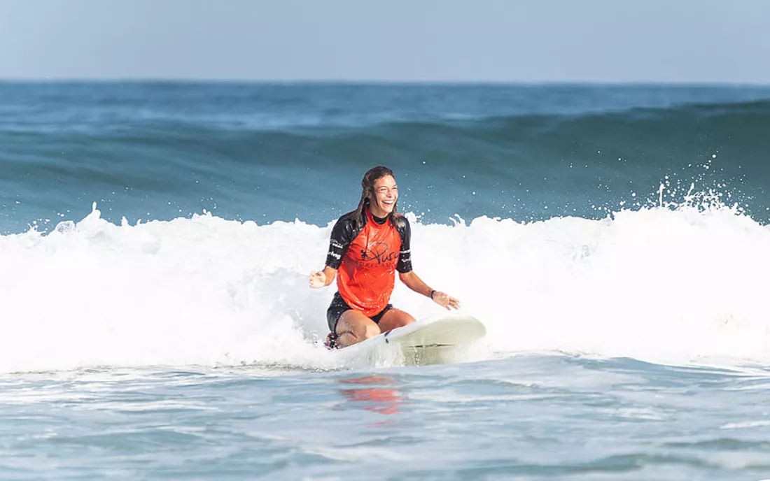 Surferin beim Surfen lernen vor Take off