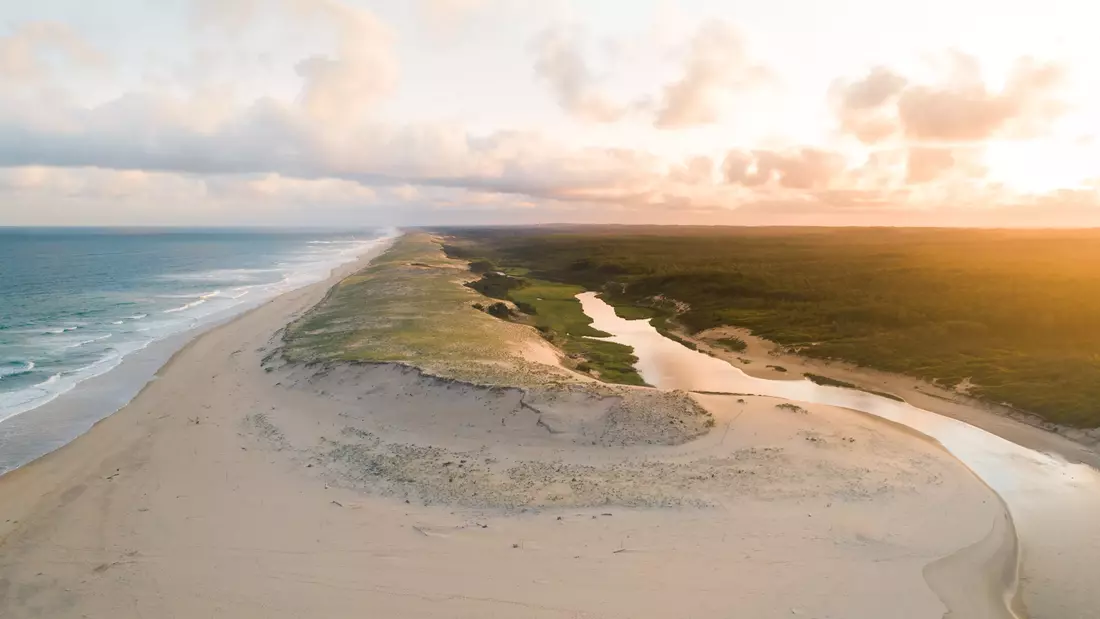 Ozean und Sand bis zum Horizont