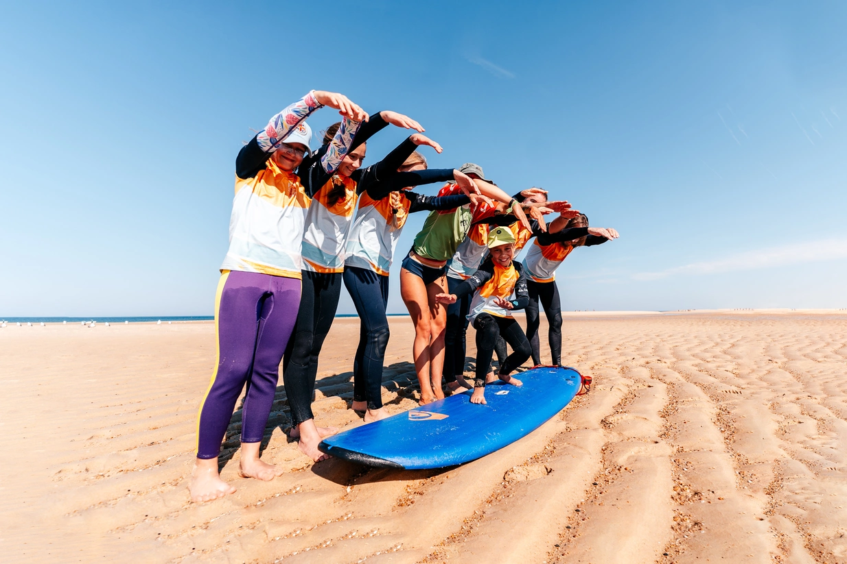 Surfkursgruppe am Strand