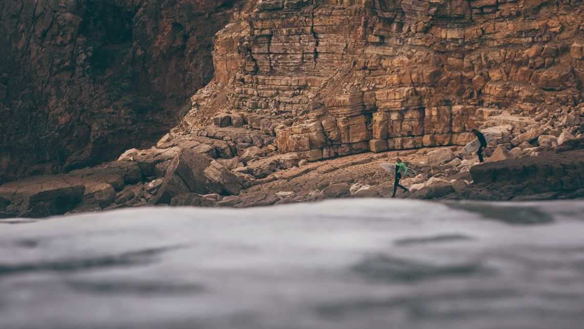 das pure surf team beim surfen in portugal