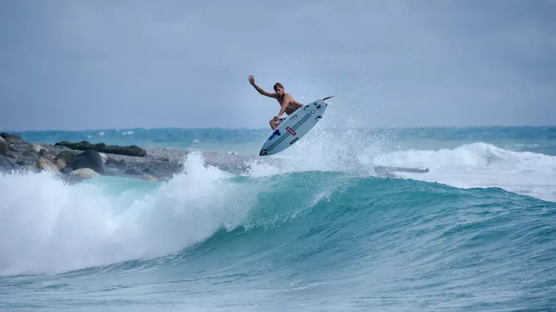 Leon Glatzer surft Pure Surfcamp Bali