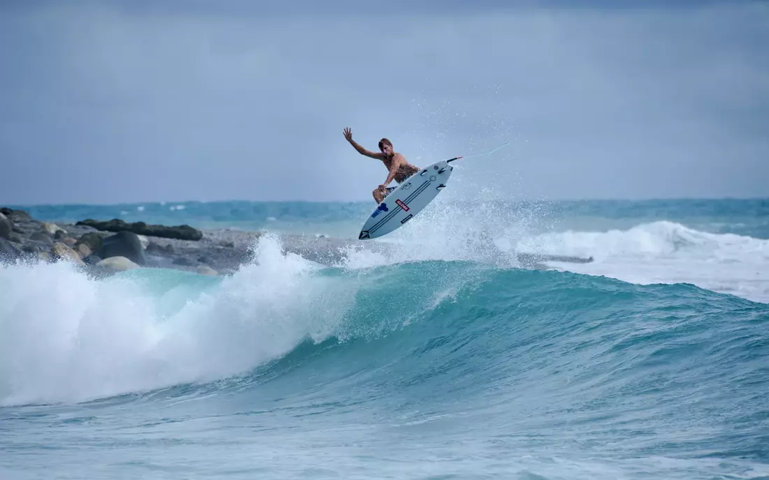 Leon Glatzer surfs Pure Surf Camp Bali